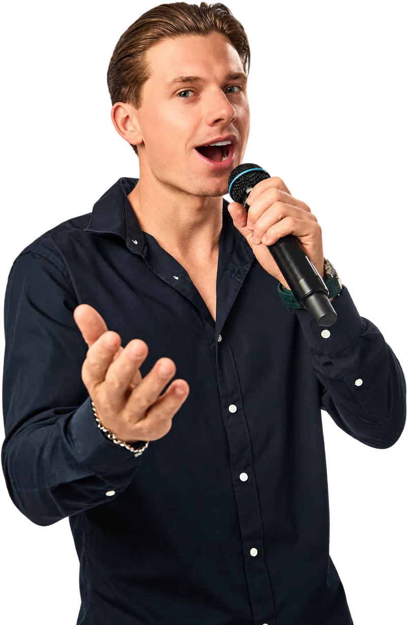 Jens van Eijk zingt in de microfoon en steekt zijn hand uit naar het publiek