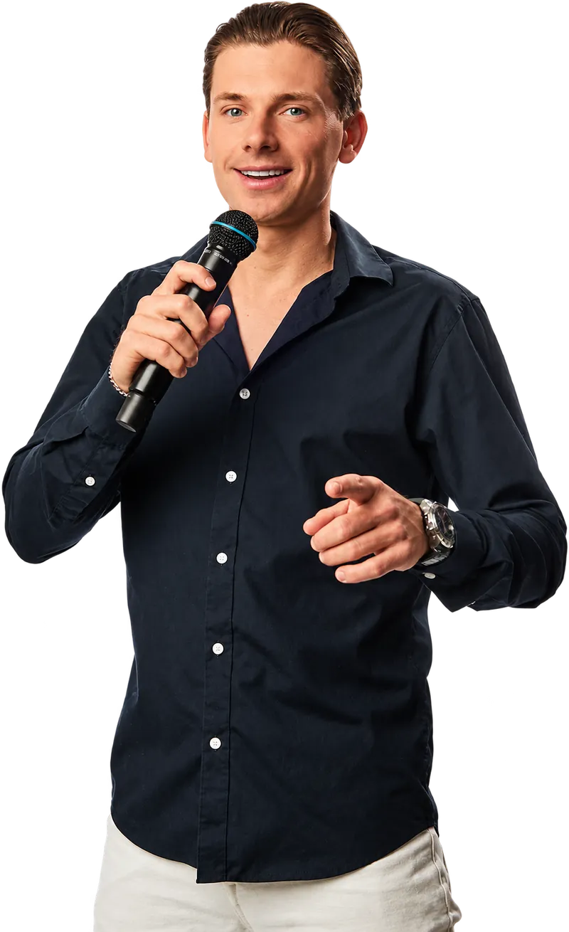 Jens van Eijk met microfoon, lachend naar het publiek